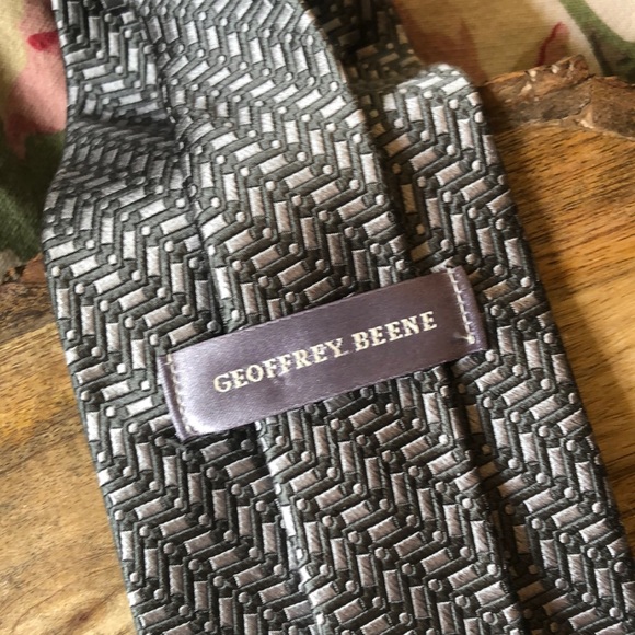 GEOFFREY BEENE 100% silk Grey Silver Textured “line” SafetyPin Pattern $129 NEW - Picture 4 of 16